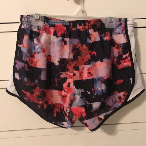 Multicolor Nike shorts (kids large) - Picture 2 of 5